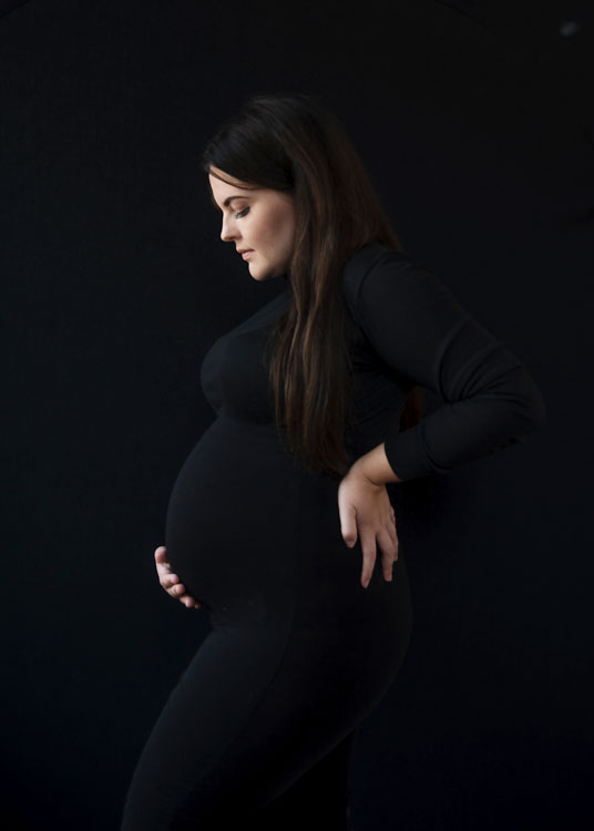 Zwangerschapsshoot in studio van Proudbelly - silhouet zwangere buik