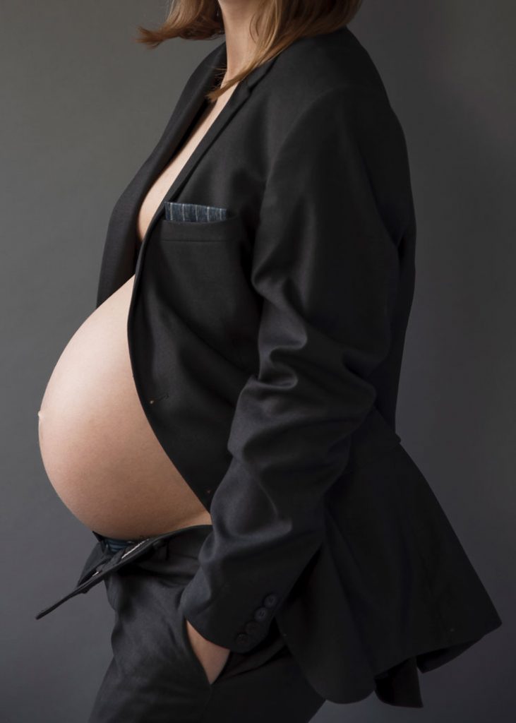 Zwangerschapsshoot elegante en stoere shoot in de studio van Proudbelly